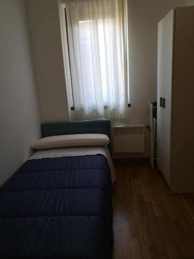 Apartament De La Lali Roni Bagian luar foto