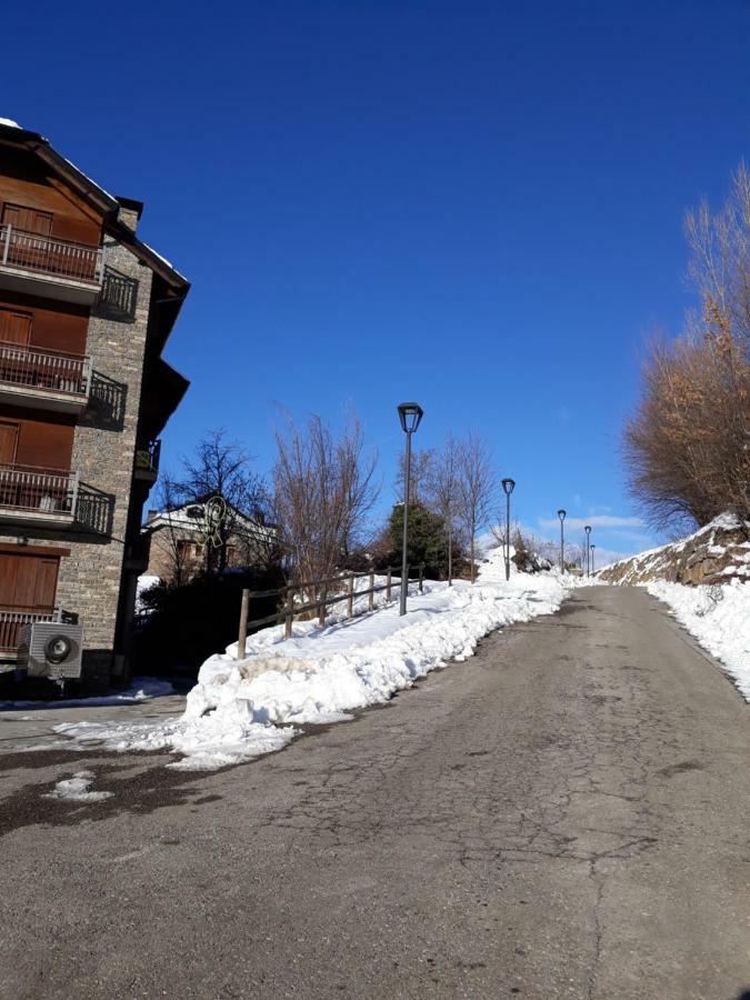 Apartament De La Lali Roni Bagian luar foto