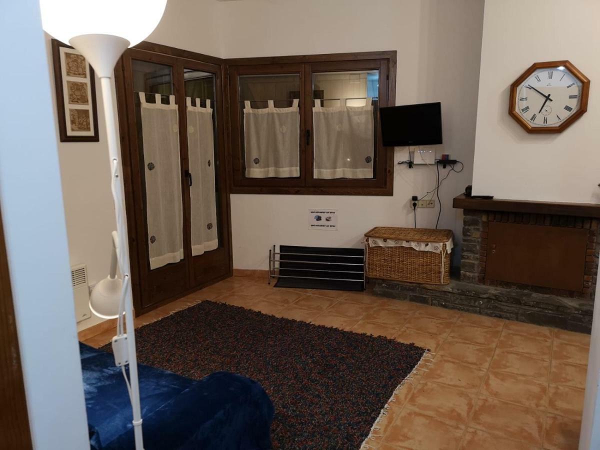 Apartament De La Lali Roni Bagian luar foto