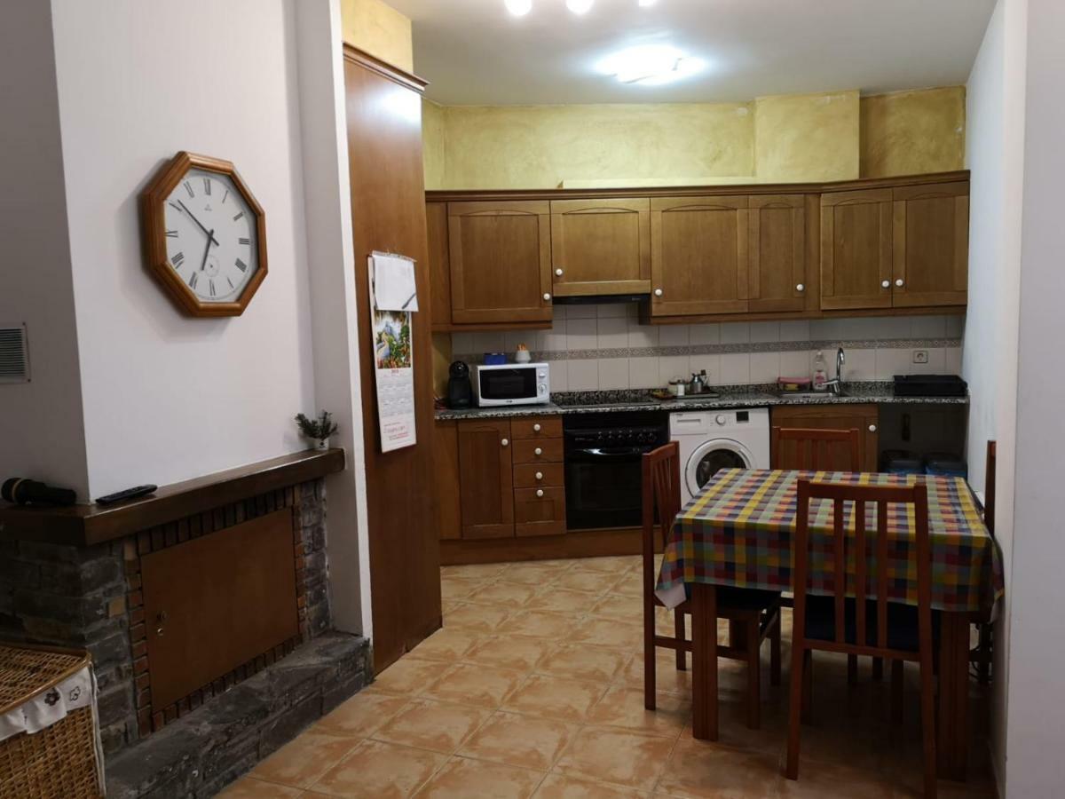 Apartament De La Lali Roni Bagian luar foto